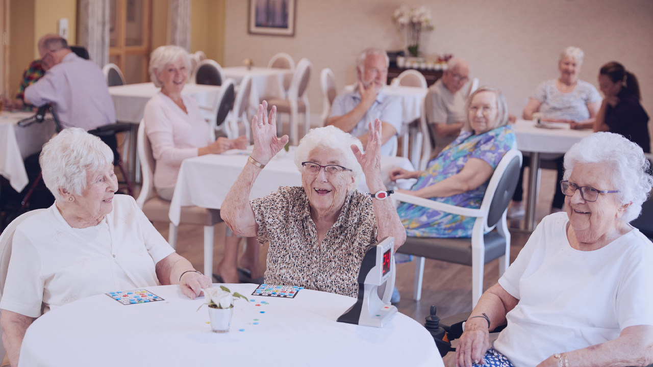 Bingo beneficente é ilegal? Imagem com idosas jogando bingo