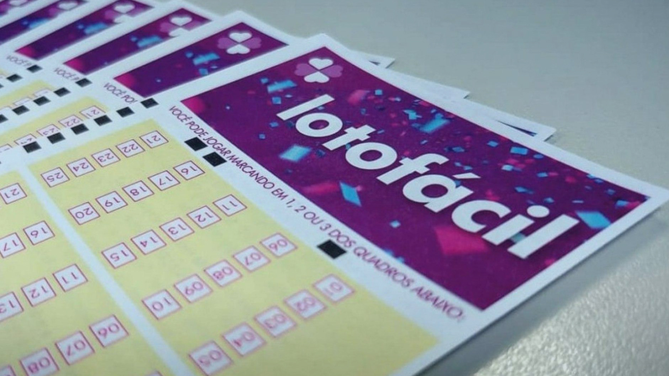 Loteria mais fácil de ganhar: Cartões em uma mesa da loteria lotofácil