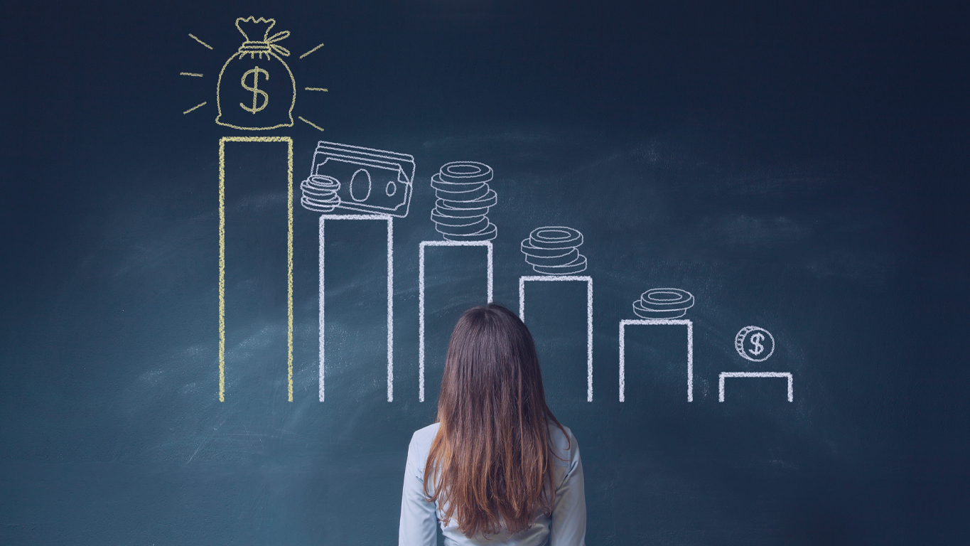 Título de capitalização: Mulher de negócios em frente a um quadro-negro com um gráfico financeiro