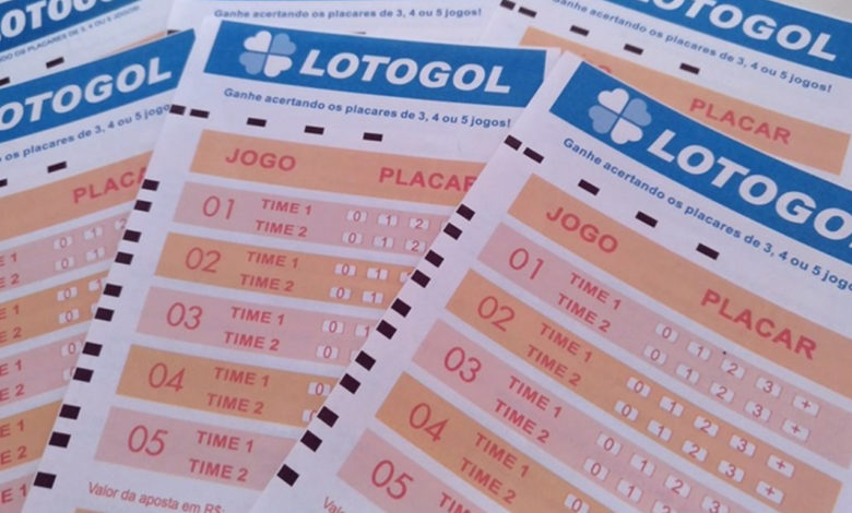 Vários cartões da loteria lotogol em cima de uma mesa
