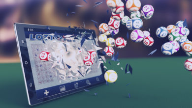 Como jogar bingo on-line: tablet pc com um aplicativo de loteria e bolas de loteria saindo ao quebrar o vidro (renderização em 3D)