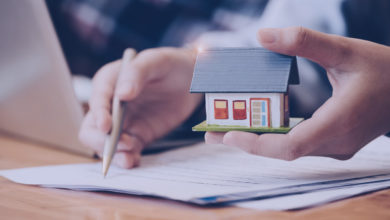 Comprar ou alugar um imóvel: Pessoa calculando os valores para alugar ou comprar uma casa